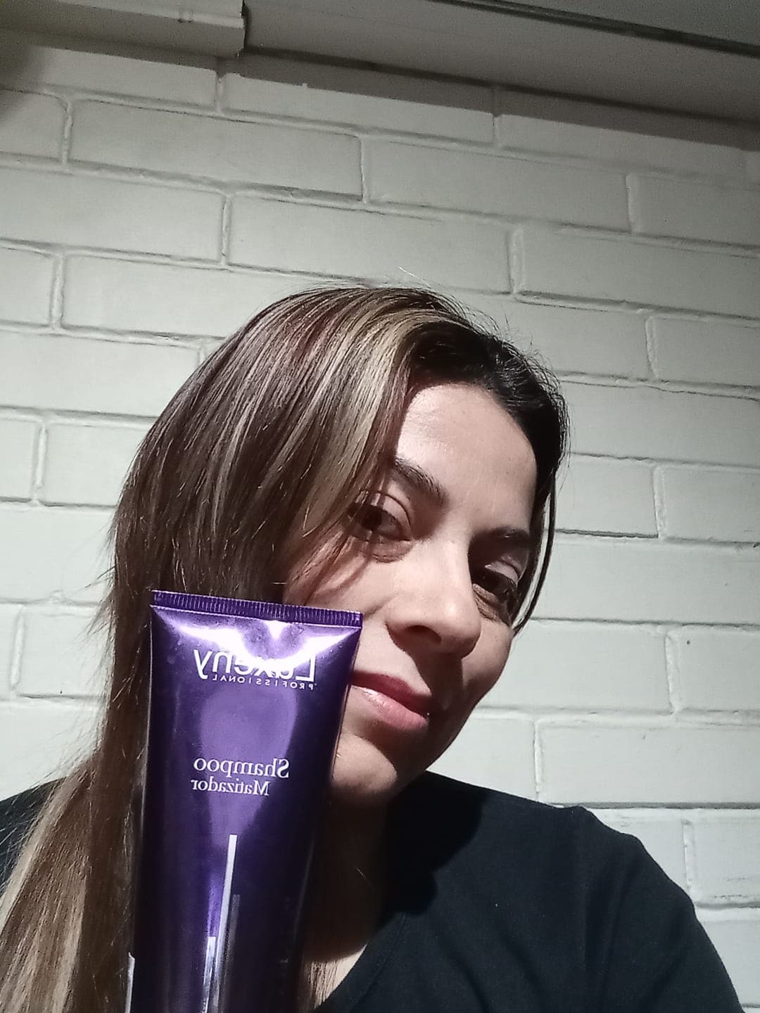 Foto de Claudia C. usando Shampoo Matizador Platinum 300 ml