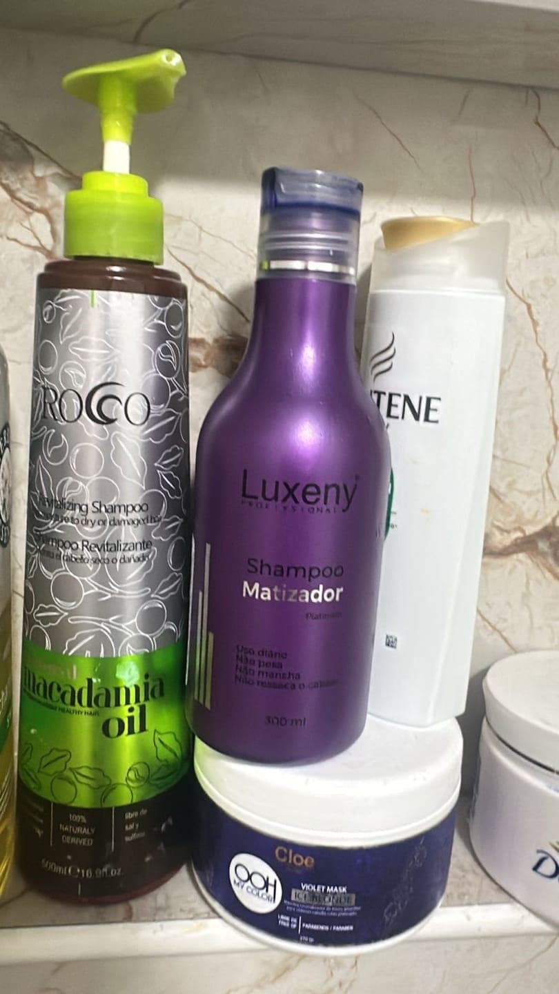 Foto de Lupita F. usando Shampoo Matizador Platinum 300 ml