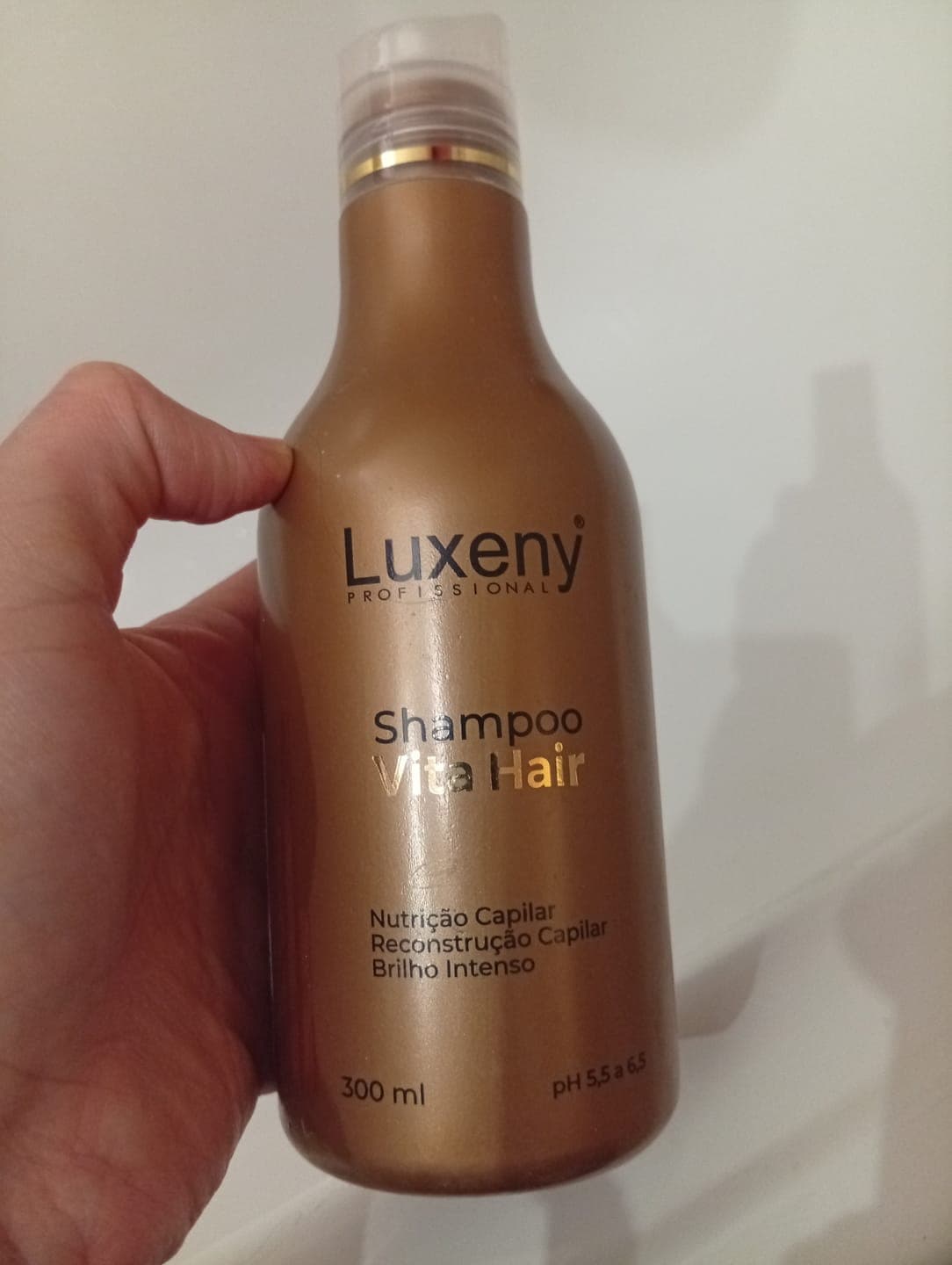 Foto de Leslie E. usando Acondicionador Reconstrucción Vita Hair 300 ml
