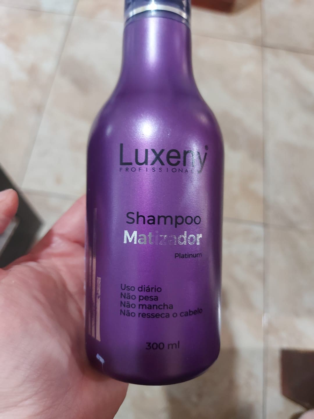 Foto de Carolina B. usando Shampoo Matizador Platinum 300 ml
