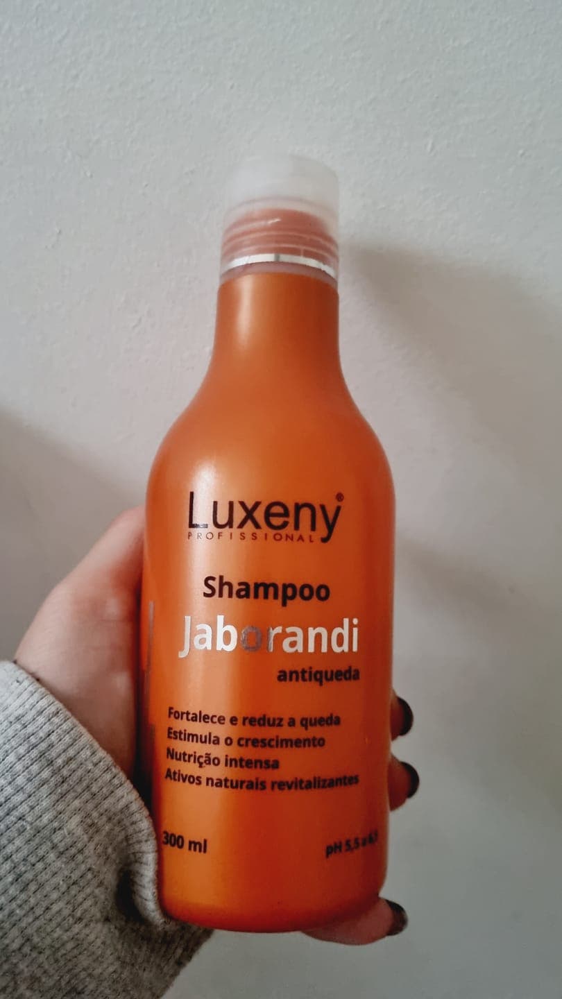 Foto de Nicole O. usando Shampoo Anticaída Jaborandi 300ml