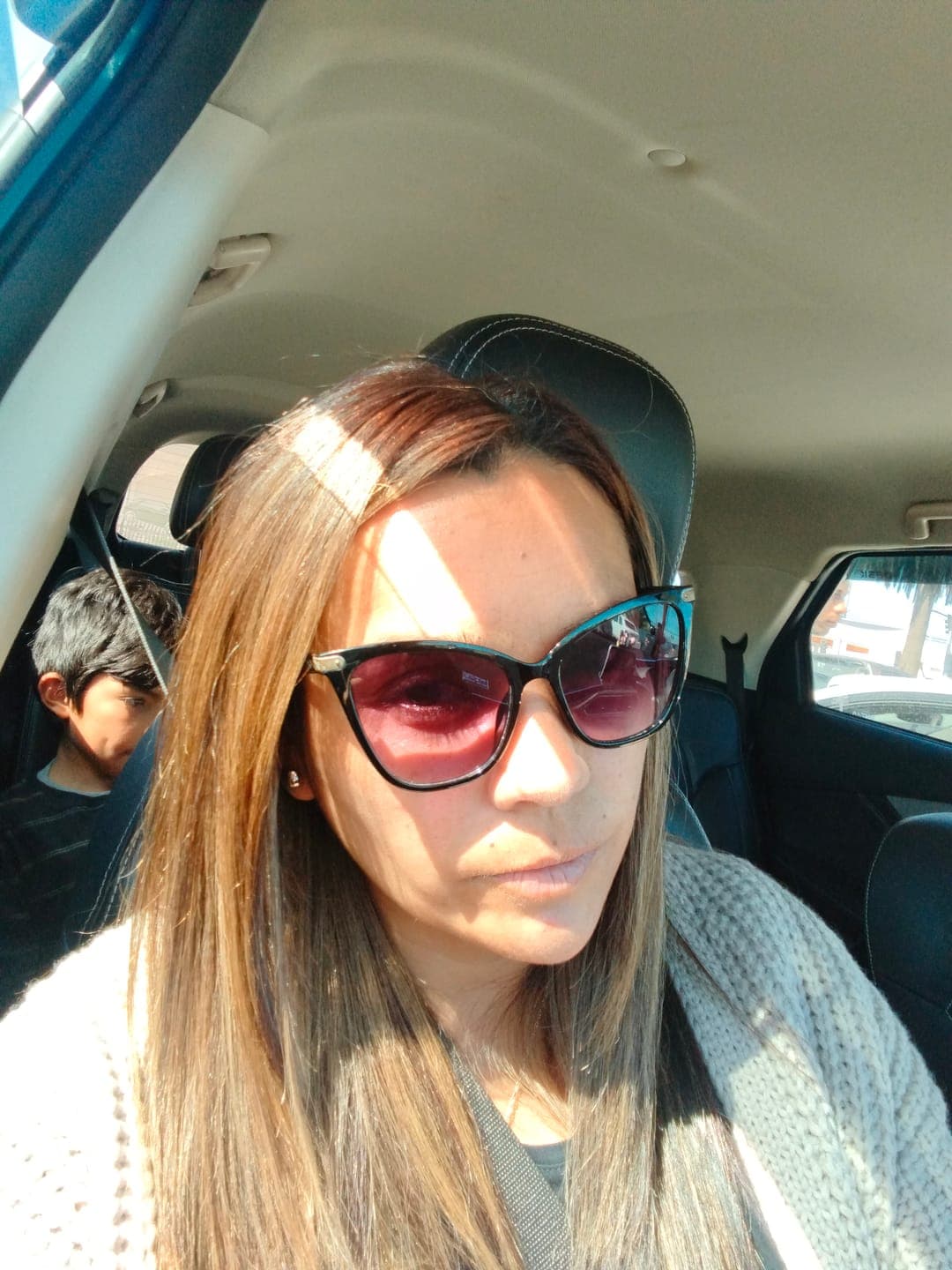 Foto de Alma L. usando Mascarilla Matizadora Platinum 300 g