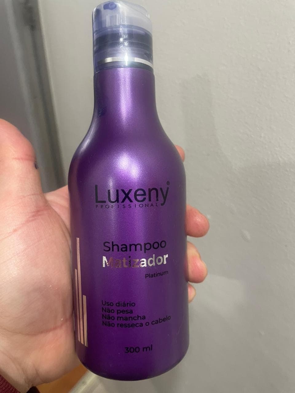 Foto de Daniel T. usando Shampoo Matizador Platinum 300 ml