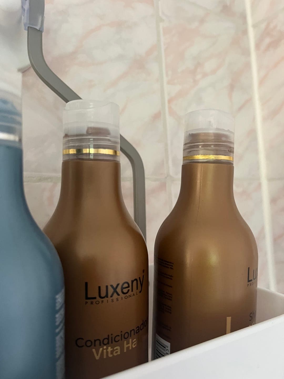 Foto de Andrea E. usando Shampoo Reconstrucción Vita Hair 300 ml