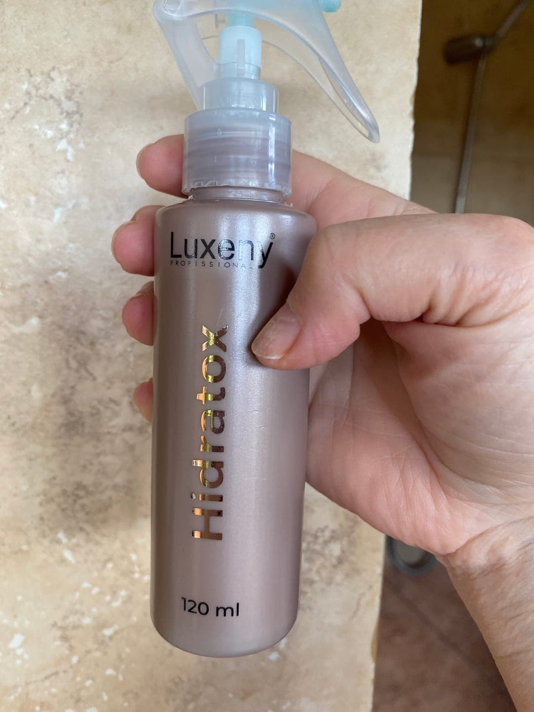 Foto de Verónica B. usando Hidratox, tratamiento efecto bótox capilar instantáneo