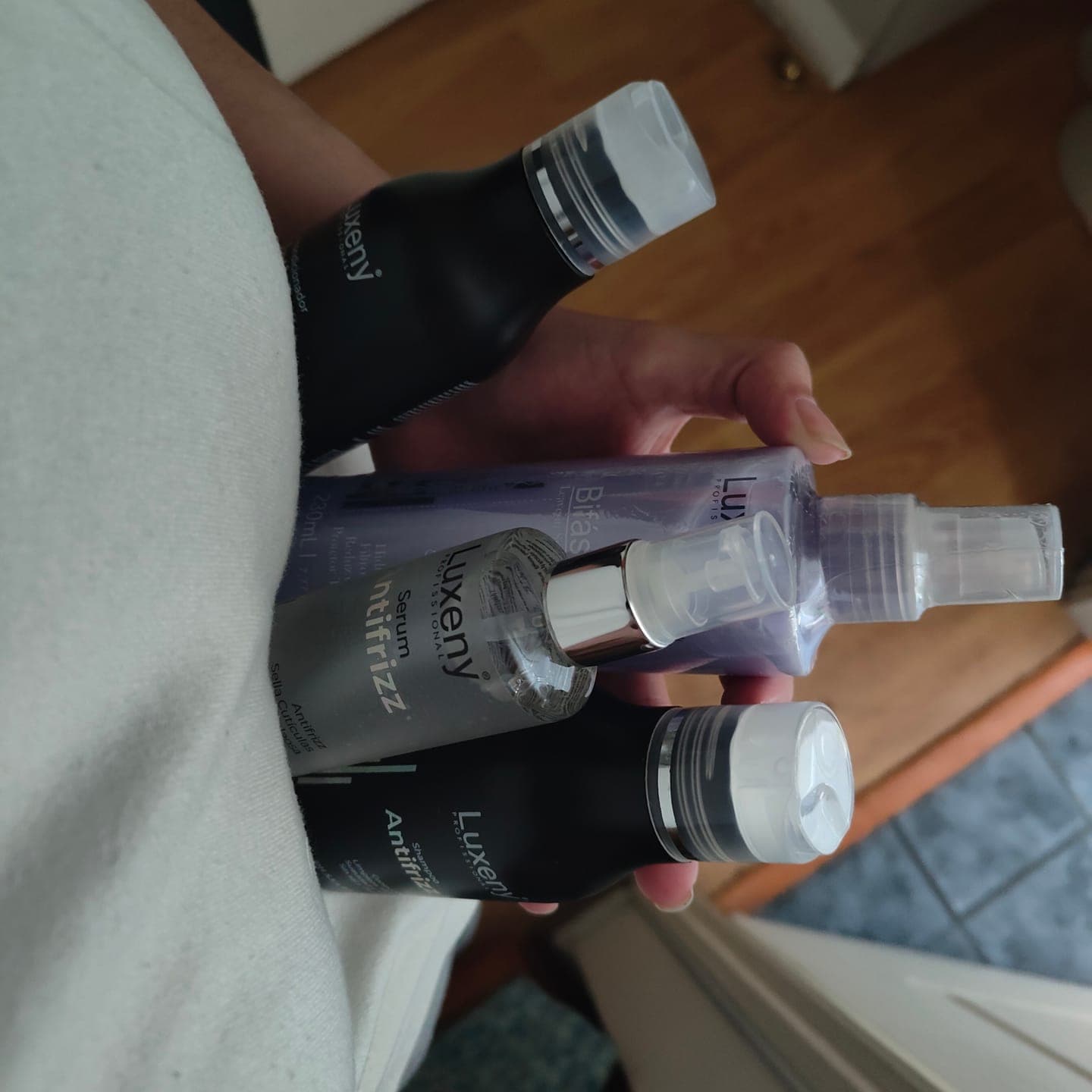 Foto de Monserrat V. usando Serum Antifrizz 60 ml