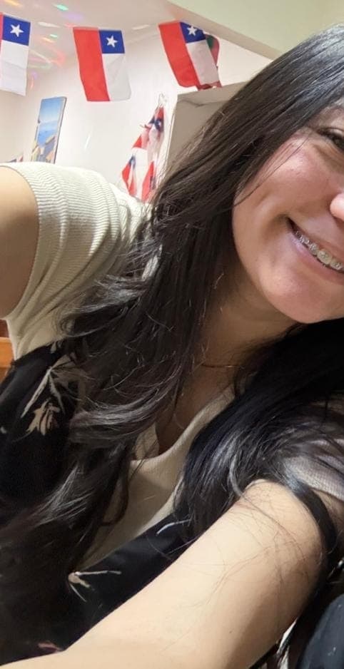 Foto de Monserrat V. usando Acondicionador Antifrizz 150 ml