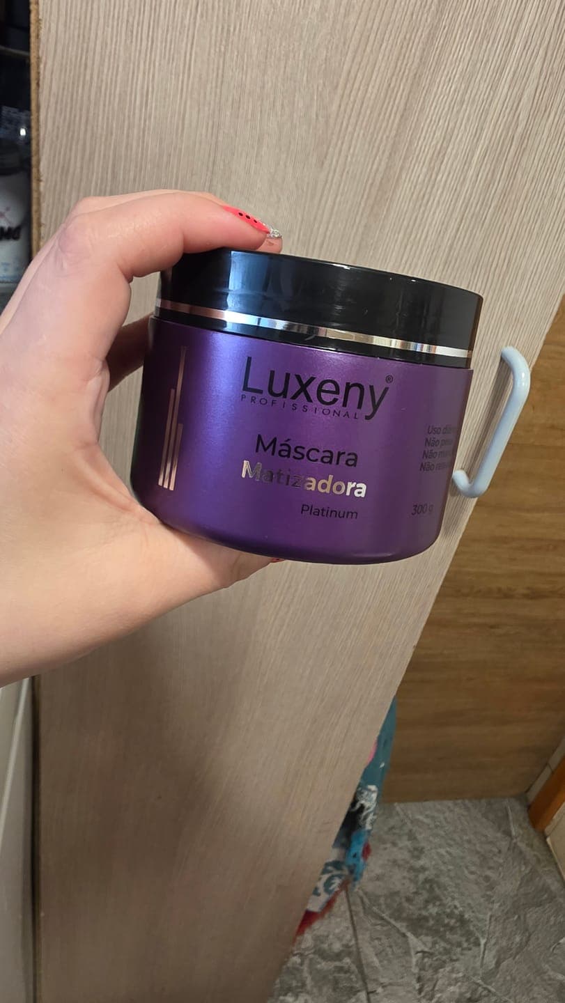 Foto de Ainiss M. usando Mascarilla Matizadora Platinum 300 g
