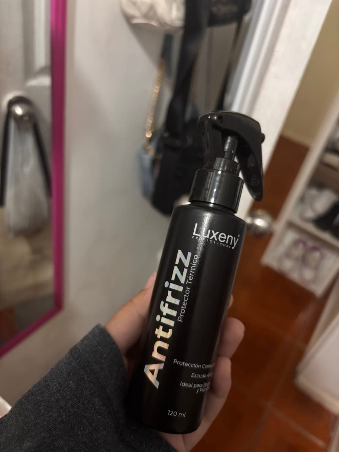 Foto de Constanza C. usando Protector Térmico Antifrizz 120 ml