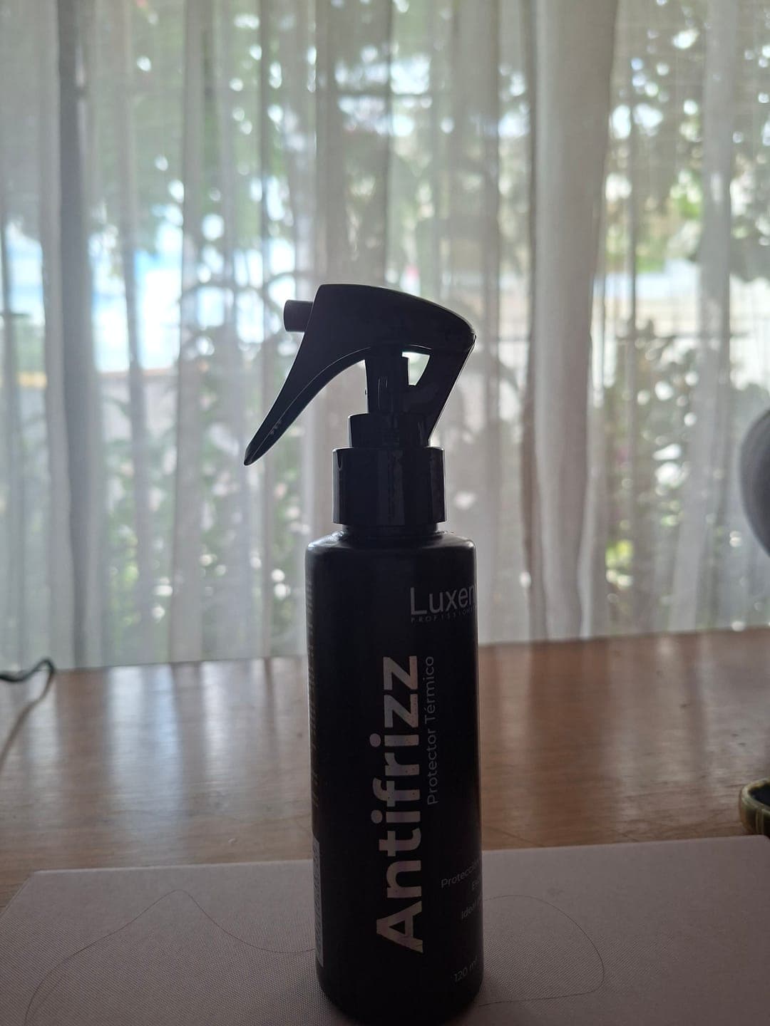 Foto de Camila R. usando Protector Térmico Antifrizz 120 ml