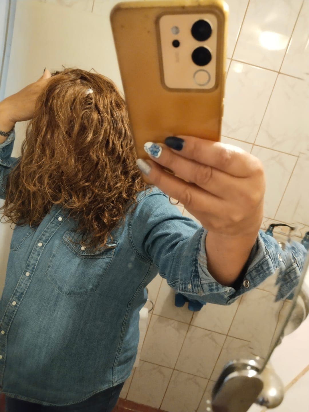 Foto de Lucy Q. usando Activador de Rizos Termoactivo 300 g