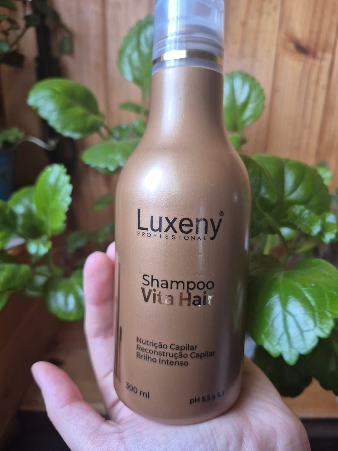 Foto de Alejandra B. usando Shampoo Reconstrucción Vita Hair 300 ml