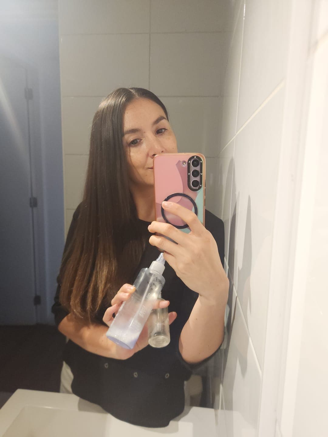 Foto de Pamela V. usando Serum Antifrizz 60 ml