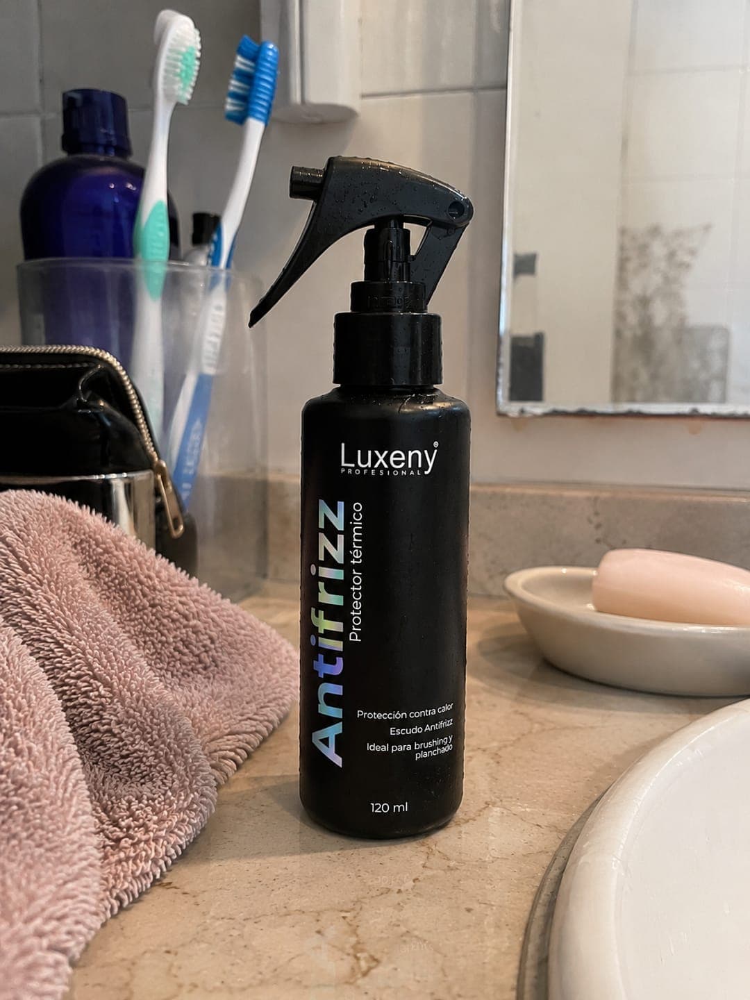Foto de Valentina T. usando Protector Térmico Antifrizz 120 ml