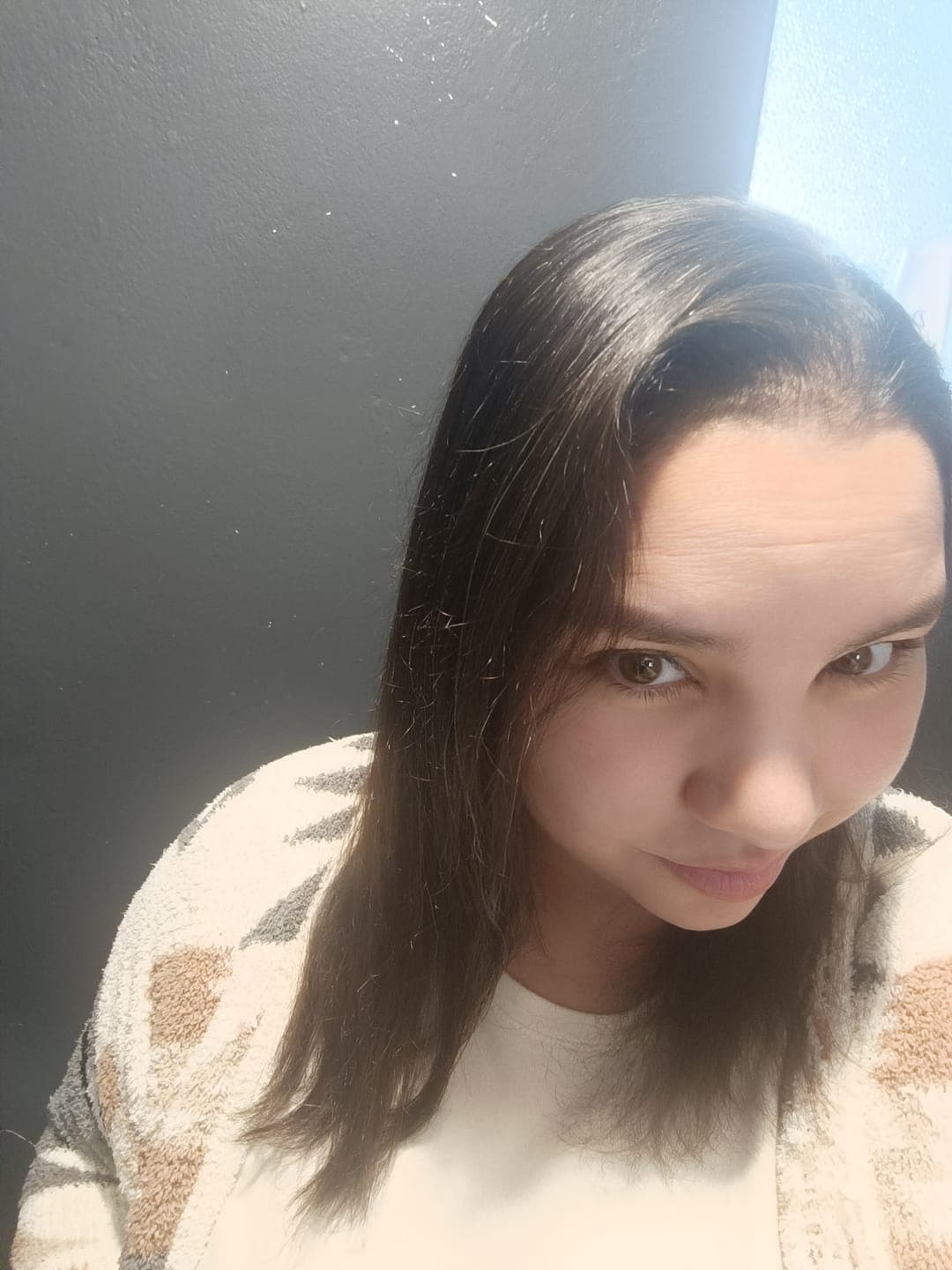 Foto de Debora C. usando Shampoo Reconstrucción Vita Hair 300 ml