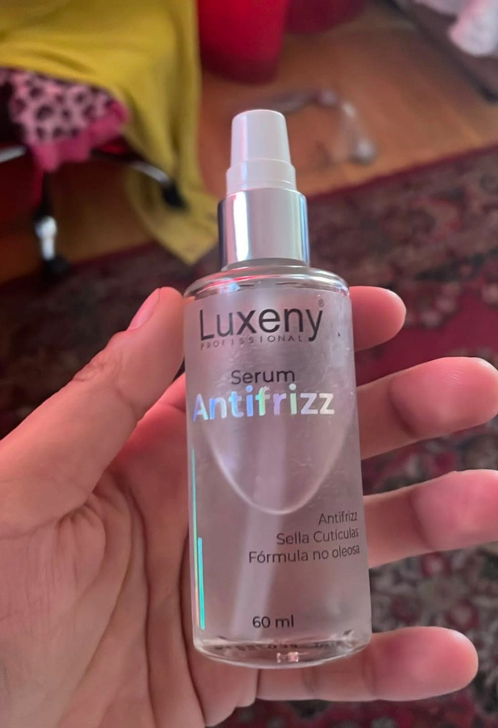 Foto de Constanza F. usando Serum Antifrizz 60 ml