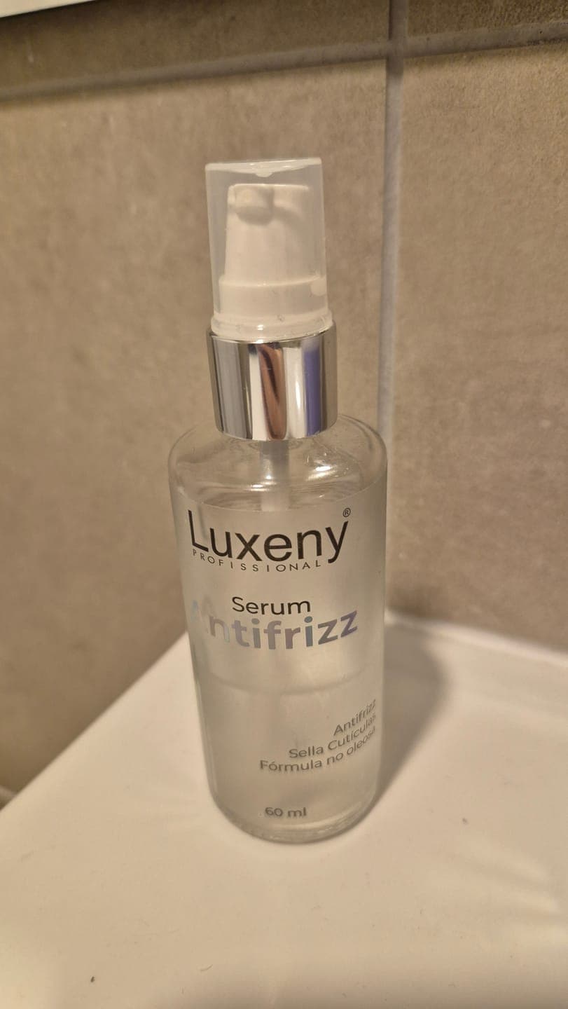 Foto de Cristell E. usando Serum Antifrizz 60 ml