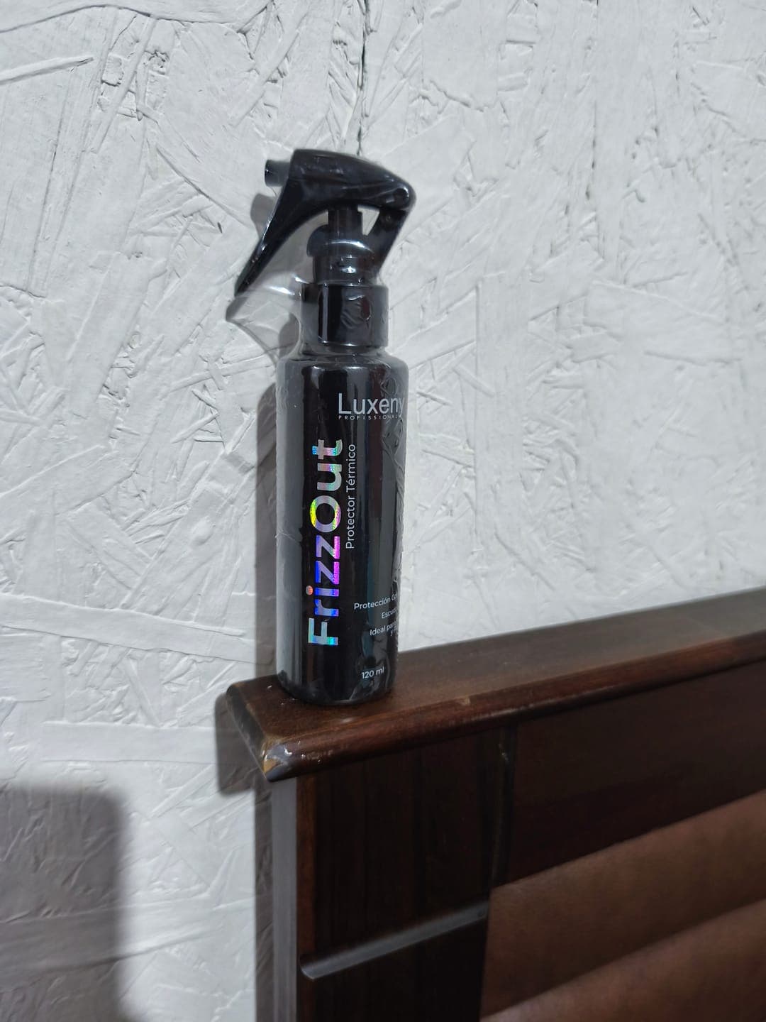 Foto de María D. usando Protector Térmico Antifrizz 120 ml