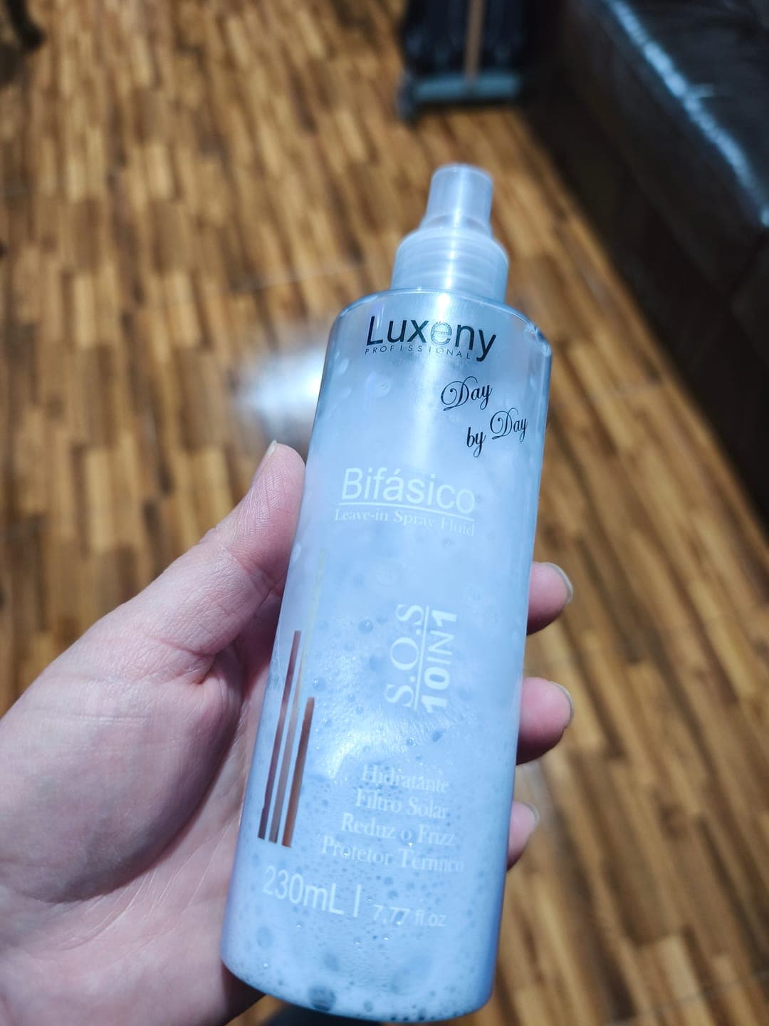Foto de María D. usando Spray Bifásico 10 en 1 230 ml