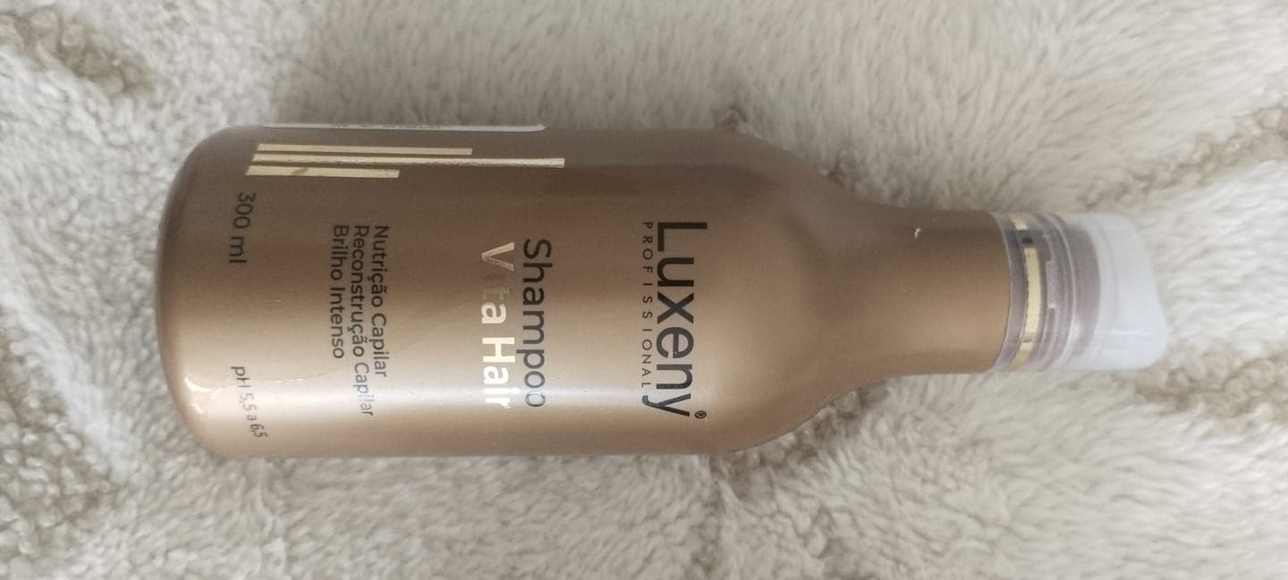 Foto de Valeska B. usando Shampoo Reconstrucción Vita Hair 300 ml