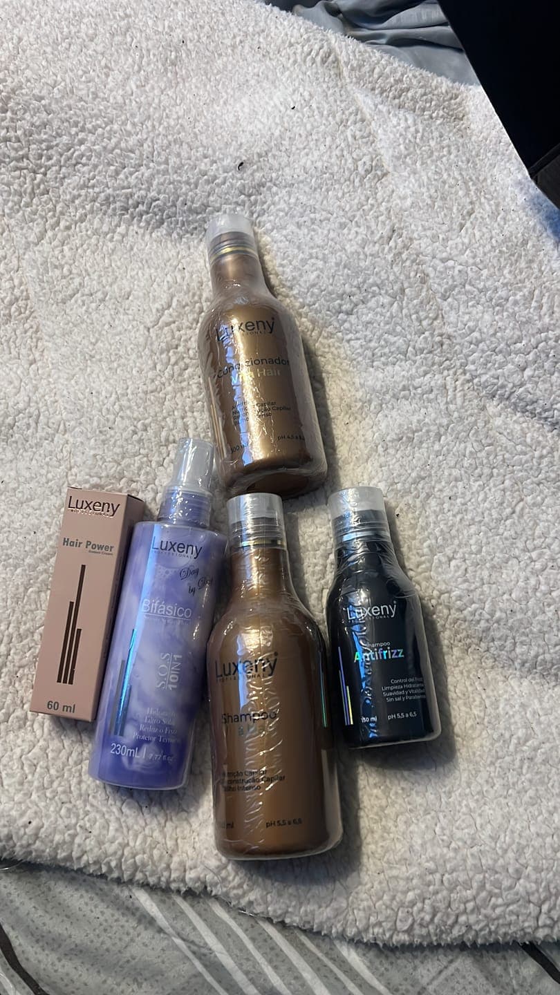 Foto de Cynthia S. usando Shampoo Antifrizz 150 ml