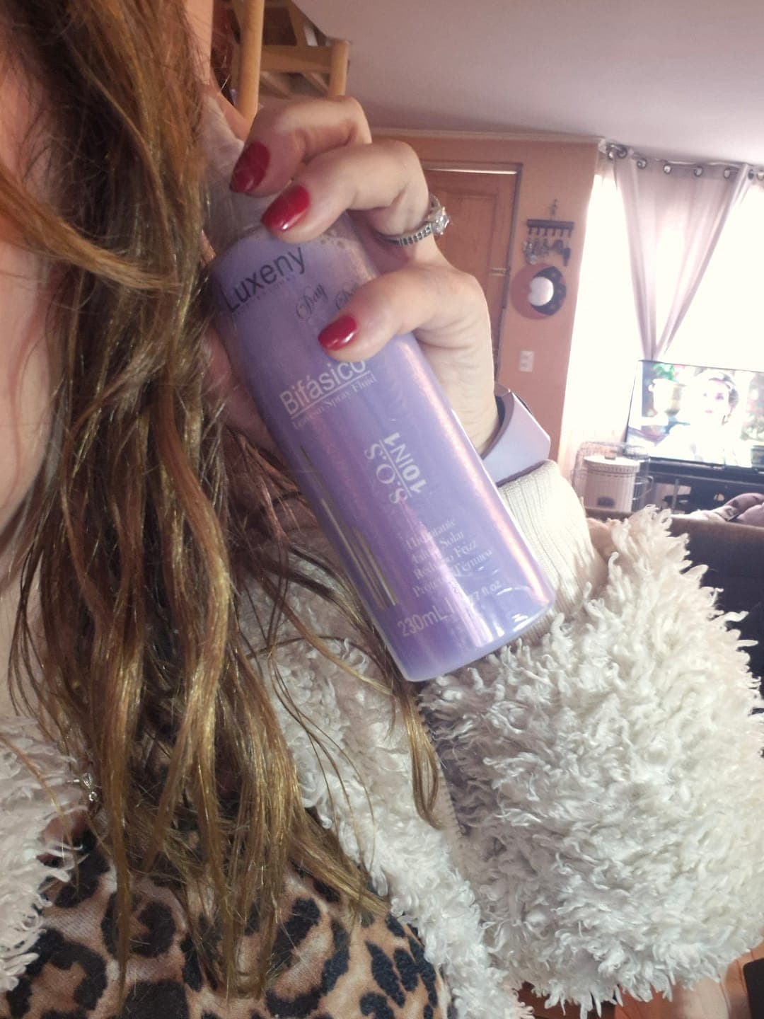 Foto de Carolina B. usando Spray Bifásico 10 en 1 230 ml