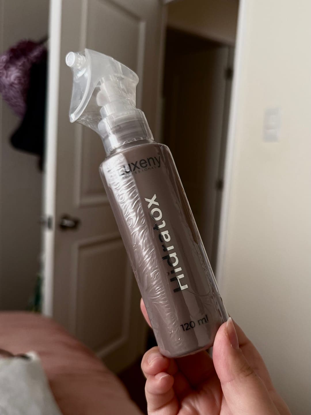 Foto de Mayra B. usando Hidratox, tratamiento efecto bótox capilar instantáneo