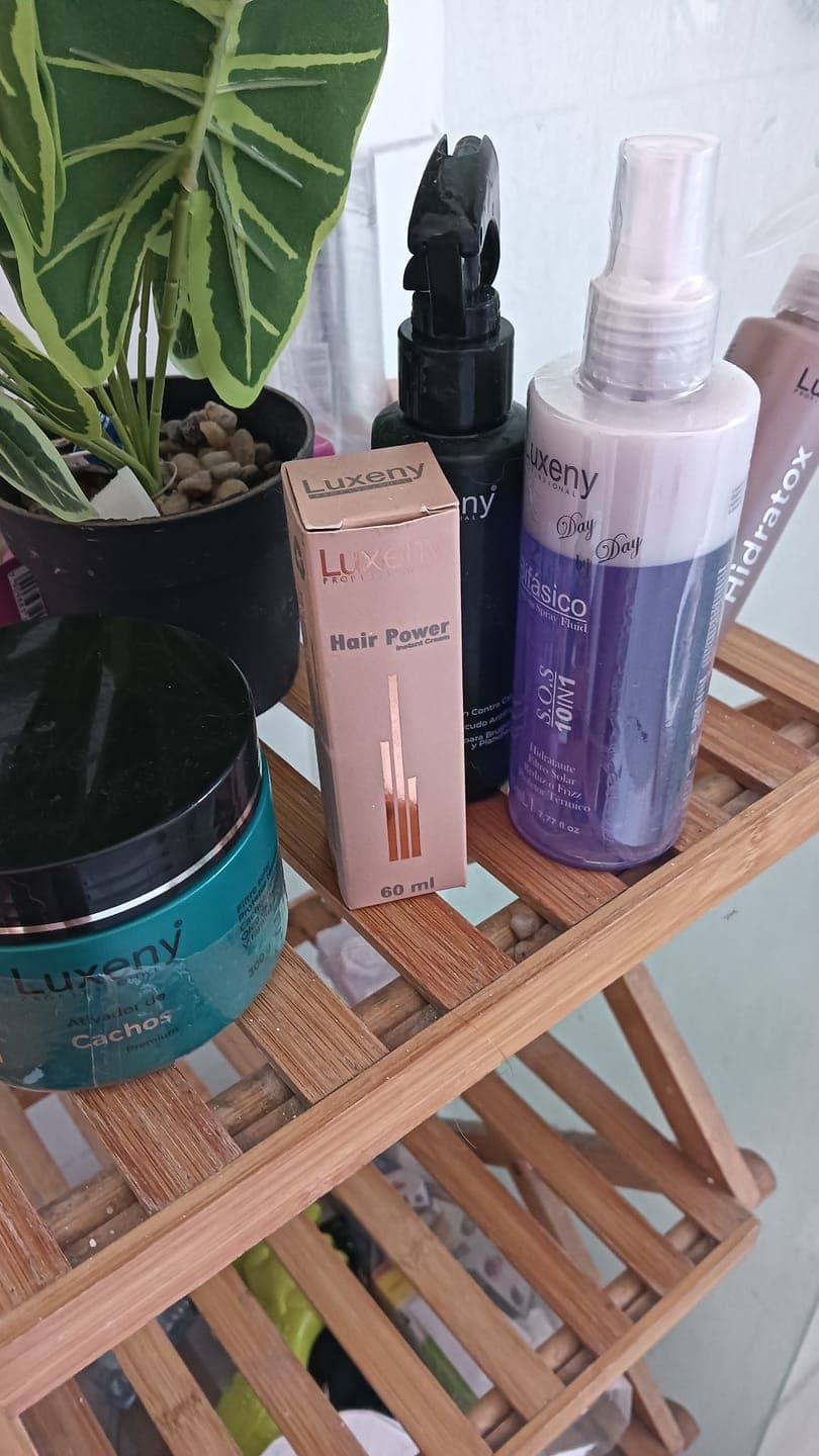 Foto de Evelyn V. usando Hair Power - Reparación Capilar 60 ml