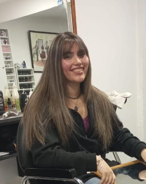 Foto de Rossana C. usando Hidratox, tratamiento efecto bótox capilar instantáneo