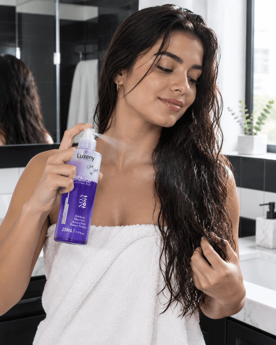 Mujer aplicando el Spray Bifásico después de la ducha
