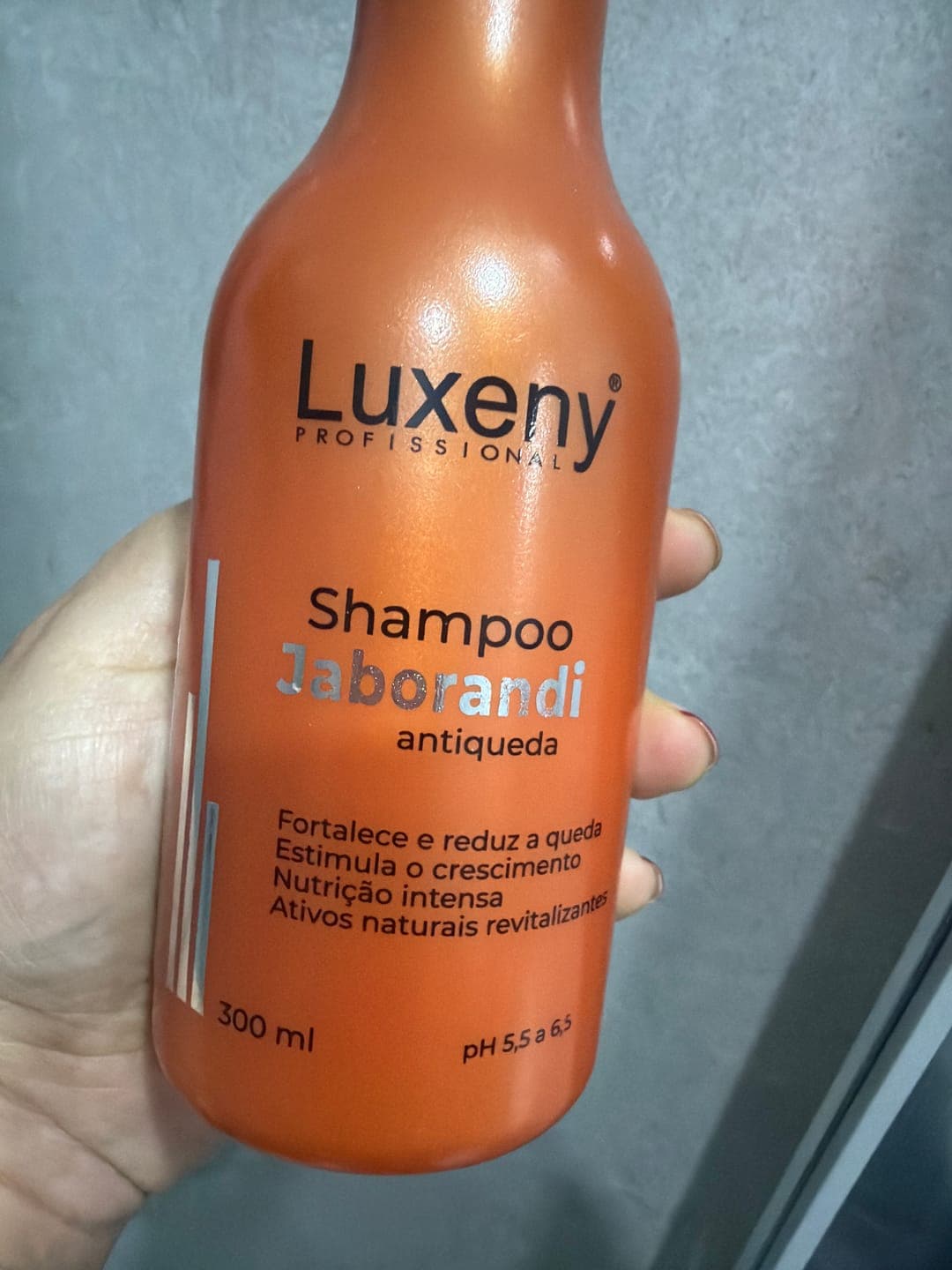 Foto de Katherine M. usando Shampoo Anticaída Jaborandi 300ml