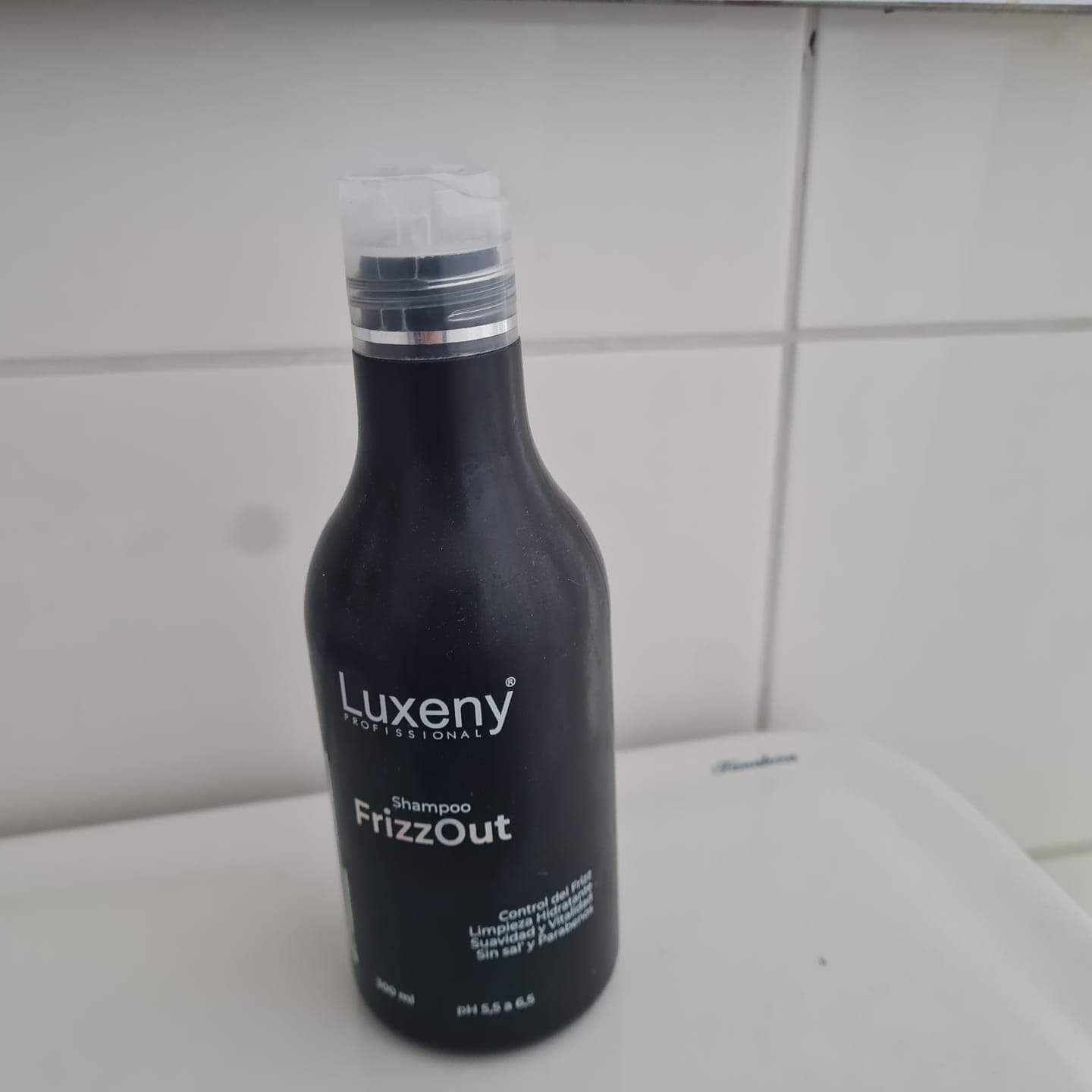 Foto de Paulina M. usando Shampoo Antifrizz 300 ml
