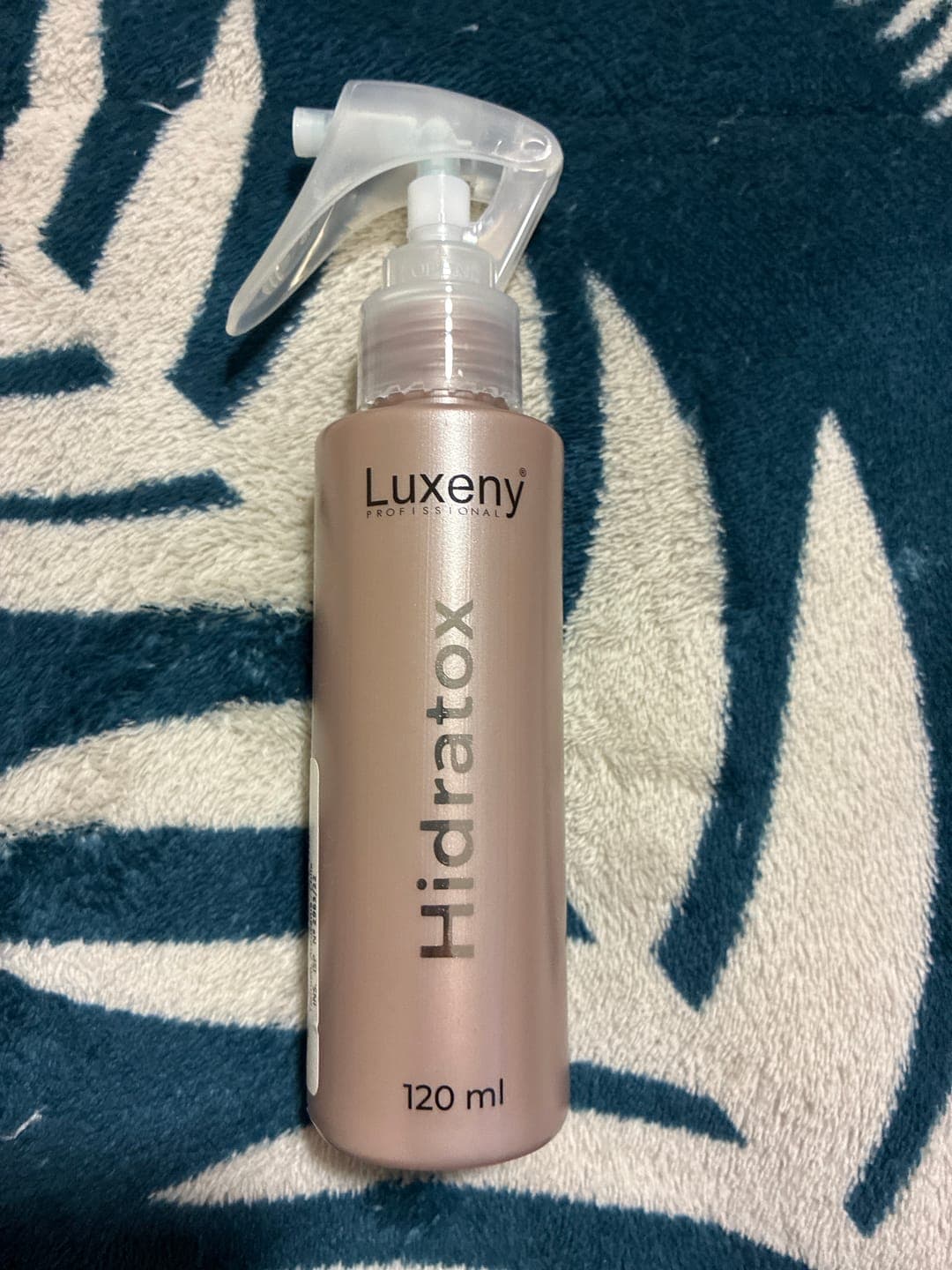 Foto de Fernanda Z. usando Hidratox, tratamiento efecto bótox capilar instantáneo