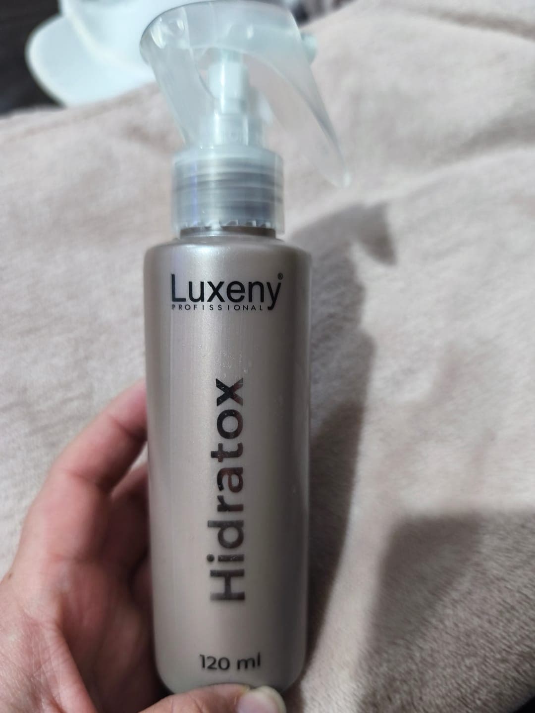 Foto de María D. usando Hidratox, tratamiento efecto bótox capilar instantáneo