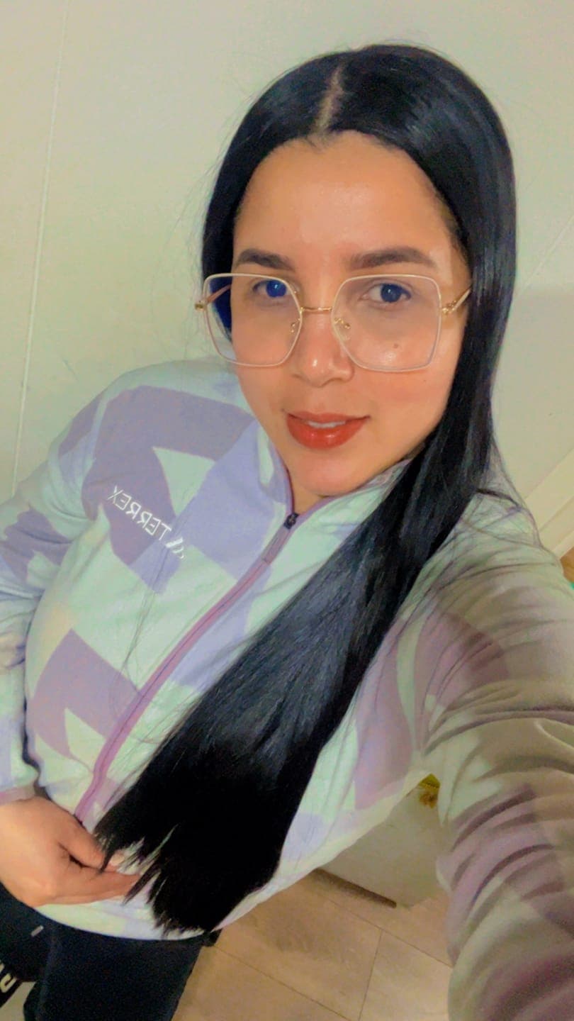 Foto de Kelis I. usando Acondicionador Post-Alisado 300 ml