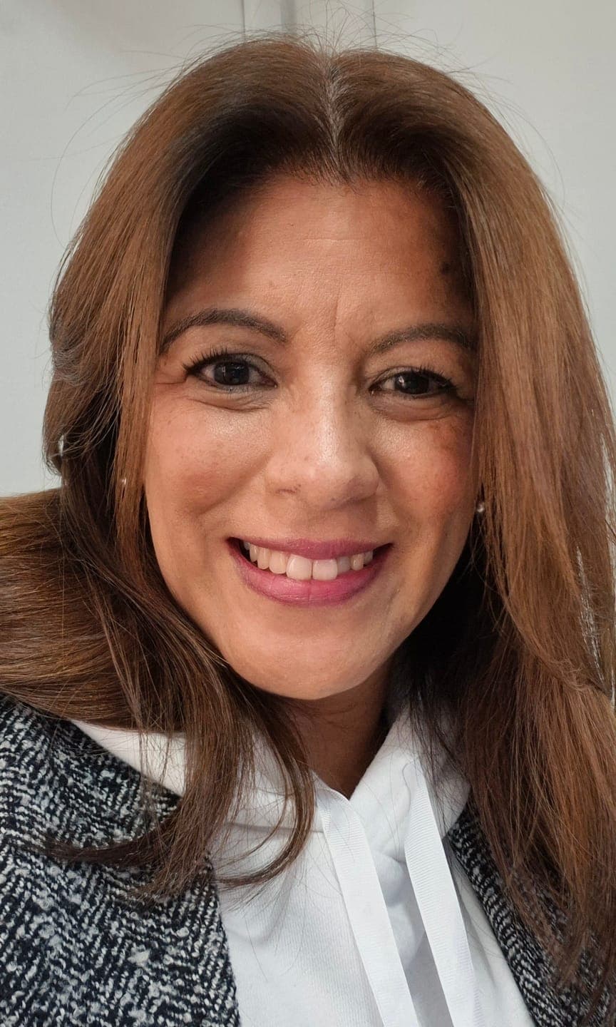 Foto de Cecilia S. usando Shampoo Antifrizz 300 ml