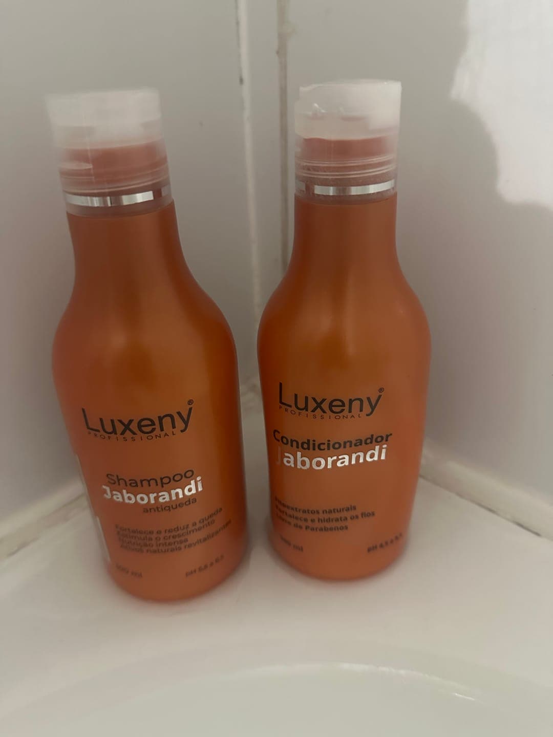 Foto de Jael V. usando Shampoo Anticaída Jaborandi 300ml