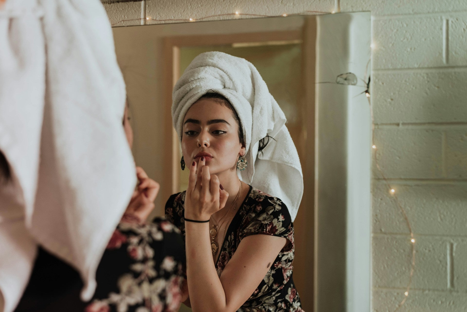 Detrás de la Toalla: Cómo Estás Secando tu Cabello Todo Mal 🚿🔍