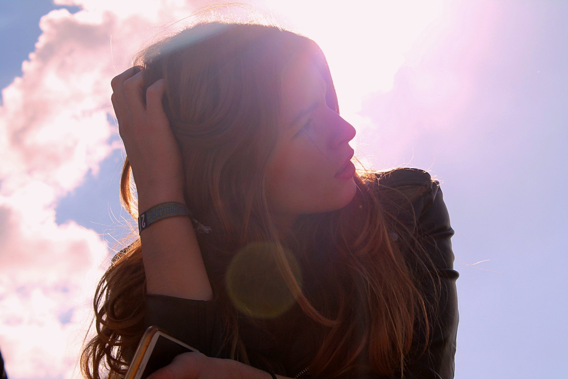 🌦️ Noviembre: Cómo Cuidar tu Cabello entre Lluvia y Sol