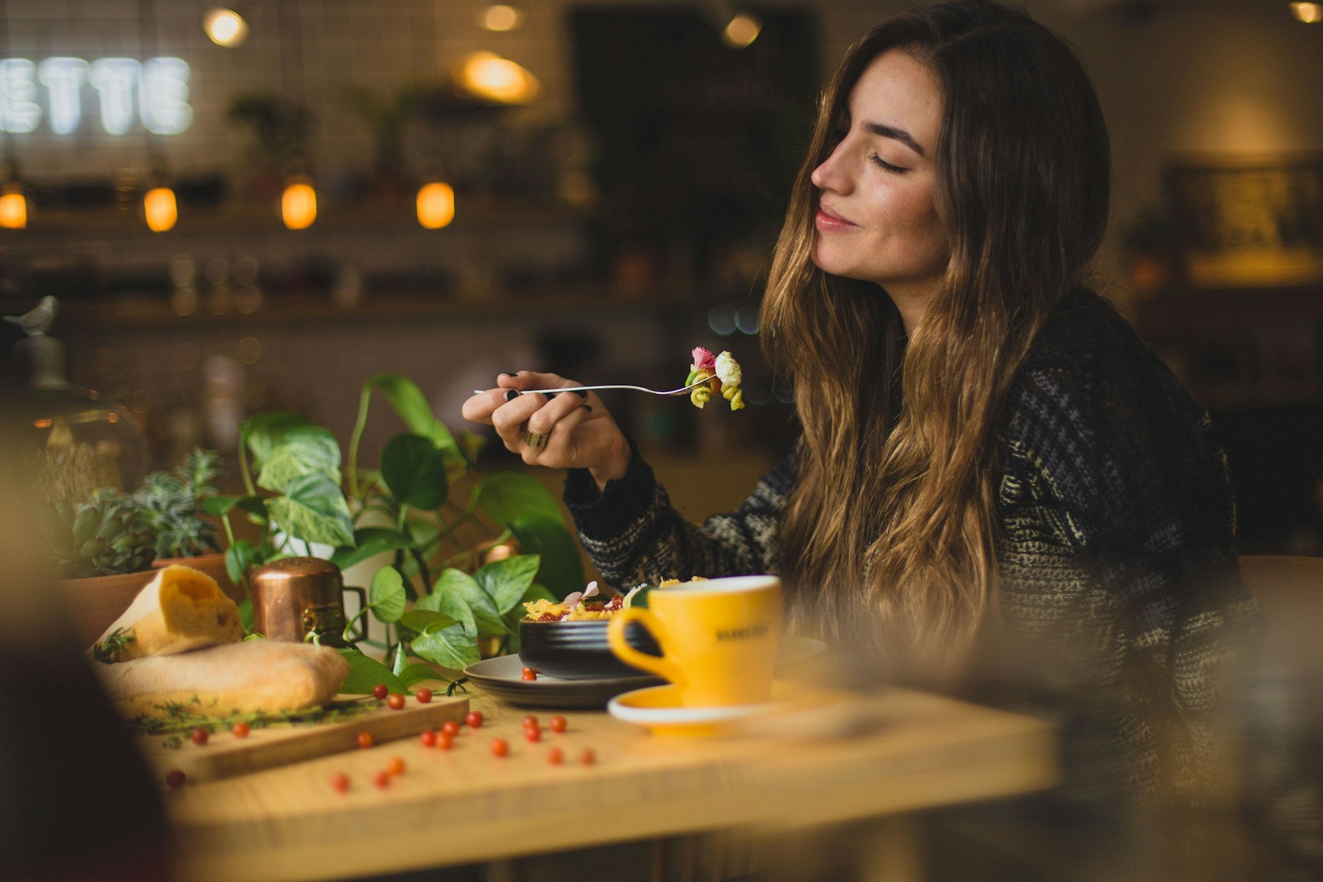 Alimenta tu Cabello: Nutrición y Cuidados Naturales Contra el Frizz