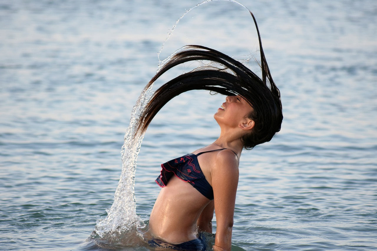 Cabello y Humedad: Estrategias para Combatir el Frizz en Verano